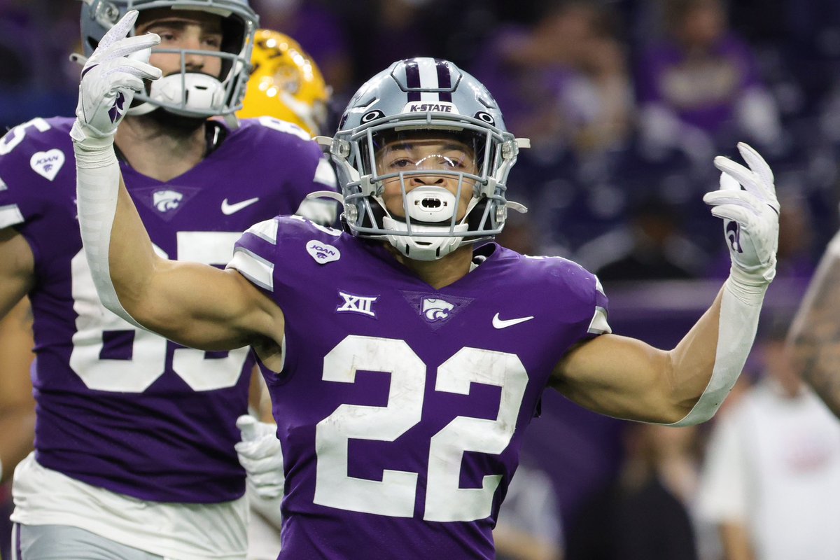 I am blessed and excited to announce i have received an offer from the University Of Kansas St 🟣⚪️⚫️<a href="/CoachBrianLepak/">Brian Lepak</a> <a href="/CoachAnderson15/">Coach Brian Anderson</a> <a href="/Coach_Mike_D/">Mike Dunn, M.Ed, CAA</a> @MohrRecruiting <a href="/JamesDJackson15/">James D. Jackson</a> <a href="/bobradshaw15/">Bo Bradshaw</a> @BrandonDrumm247 <a href="/KStateFB/">K-State Football</a> <a href="/OfficialMGomez1/">Mitchell Gomez</a> <a href="/halliehart/">vick</a> <a href="/Rivals/">Rivals</a> 🙏🏽