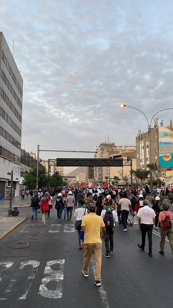drantonioquispe's tweet photo. “Hace mucho tiempo que no sentía que caminaba hacia una muerte segura…”

Francotiradores en los techos, seis cuadras de Abancay cerradas con barricadas desde Nicolás de Piérola hasta Huallaga donde nos esperaban las tanquetas…

Gracias reservistas!!! Su aviso nos salvó a todos! https://t.co/SB2qVHpNL8
