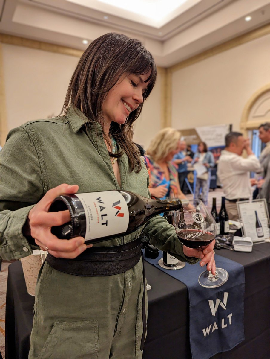 Senior Winemaker Alison Frichtl Hollister pouring WALT Pinot’s at the Palm Springs Pinot Festival Grand Tasting this past weekend 🍷🍷 It was so nice meeting more SoCal friends!! #1000milesofpinot #PalmSpringsPinotFestival #PalmSprings #PinotNoir #Winemaker