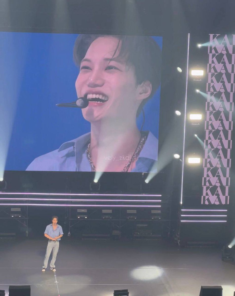 vousbluen's tweet photo. Se acharam que voltei pra toca se enganaram! Adivinhem onde estou? Isso mesmo, em Yokahama para o concerto do meu idol Kai. Como fã número um não poderia perder essa oportunidade! E que noite meus amigos, que noite! Surtei e gritei tanto nas apresentações que estou rouco. #KaiJP https://t.co/qrCJQAV0k9