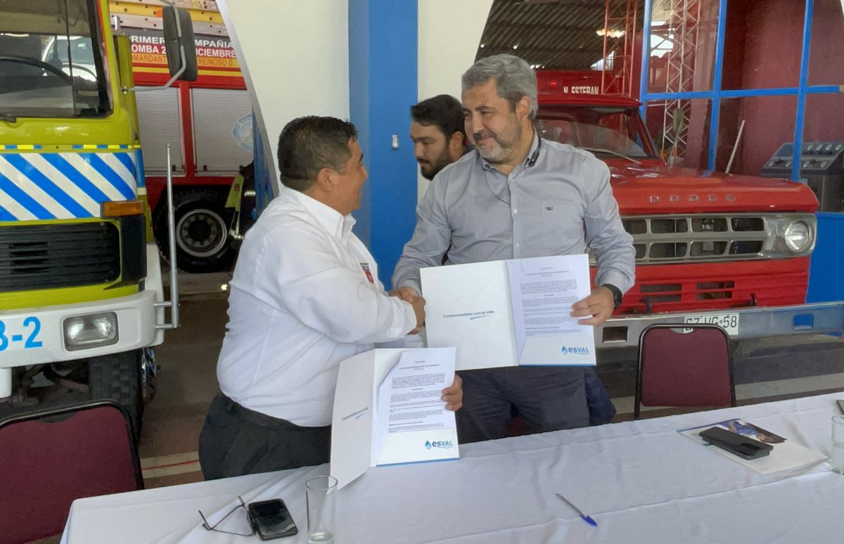 Monad_Event's tweet photo. #JuntoAEsvalApoyaABomberos Firmamos un convenio colaborativo con bomberos de #SanEsteban para apoyarlos a través de las cuentas de agua potable, con aportes voluntarios de la comunidad. Súmate a esta iniciativa 🚒🧑🏻‍🚒 #bomberos https://t.co/wu99NQ8ioE