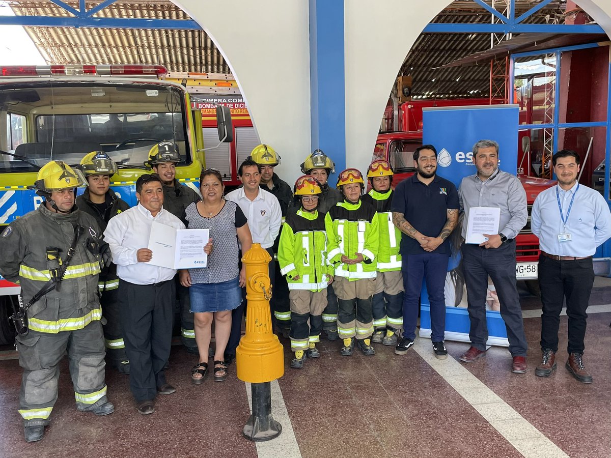 Monad_Event's tweet photo. #JuntoAEsvalApoyaABomberos Firmamos un convenio colaborativo con bomberos de #SanEsteban para apoyarlos a través de las cuentas de agua potable, con aportes voluntarios de la comunidad. Súmate a esta iniciativa 🚒🧑🏻‍🚒 #bomberos https://t.co/wu99NQ8ioE