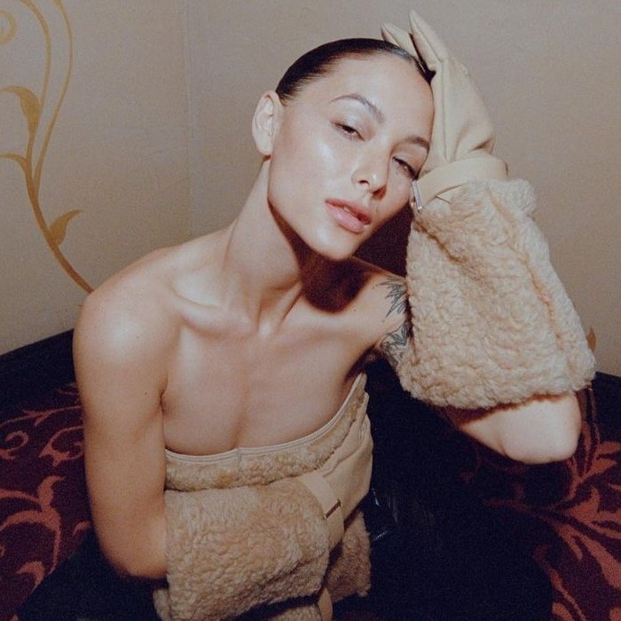fivelcomfort's tweet photo. fivel stewart being the most beautiful woman in the world https://t.co/PdYVdzUW2t