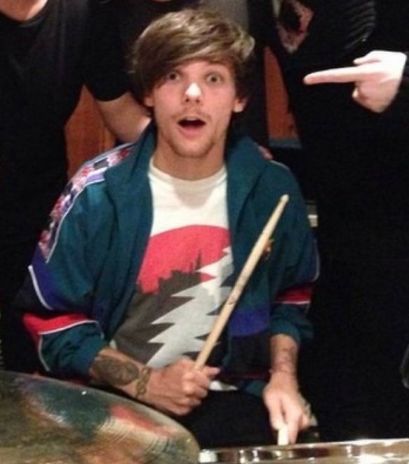 perfecttstorm_'s tweet photo. Holaa re tarde pero soy Belén (she/her) y llevo staneando a Louis hace 2 años, mis canciones son dlibyh, face the music, st y saturdays, no tengo fotos mías pero soy buena onda #integracionlouie #LouisTomlinson #3YearsOfWalls https://t.co/nYMv088v2U