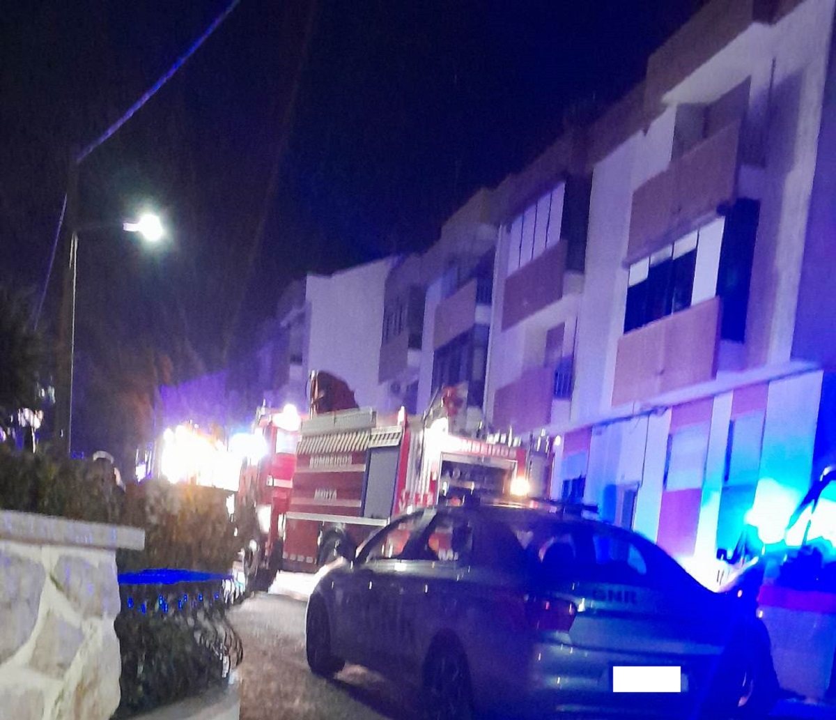 DiariodoDistrit's tweet image. Incêndio em habitação obriga à evacuação de moradores e causa um ferido dlvr.it/ShlSzb #Destaque #Moita #BombeirosdoSuleSueste