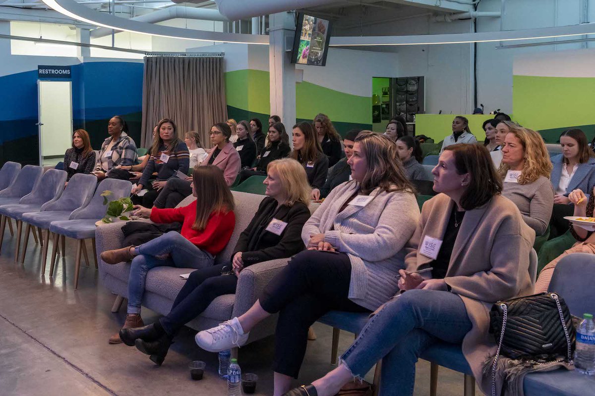 WISEseattle's tweet photo. Thank you to everyone who attended our Evolve Your Wellness event! We loved learning from Monica Van Winkle MS, RD about how we can apply a non-diet, whole-food approach to our health 👏
Thank you chapter partners @AlaskaAir for hosting us at their venue 🎉

📷: @photosbyaileen https://t.co/fp2BTZ4XOg