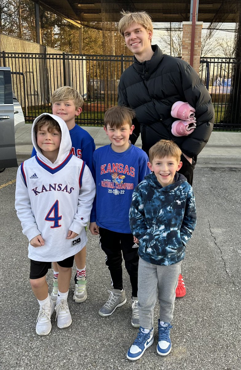wcjones2's tweet photo. Beak’em babies. Let’s go Grady!! #kufanpix https://t.co/xnSp7arMRc