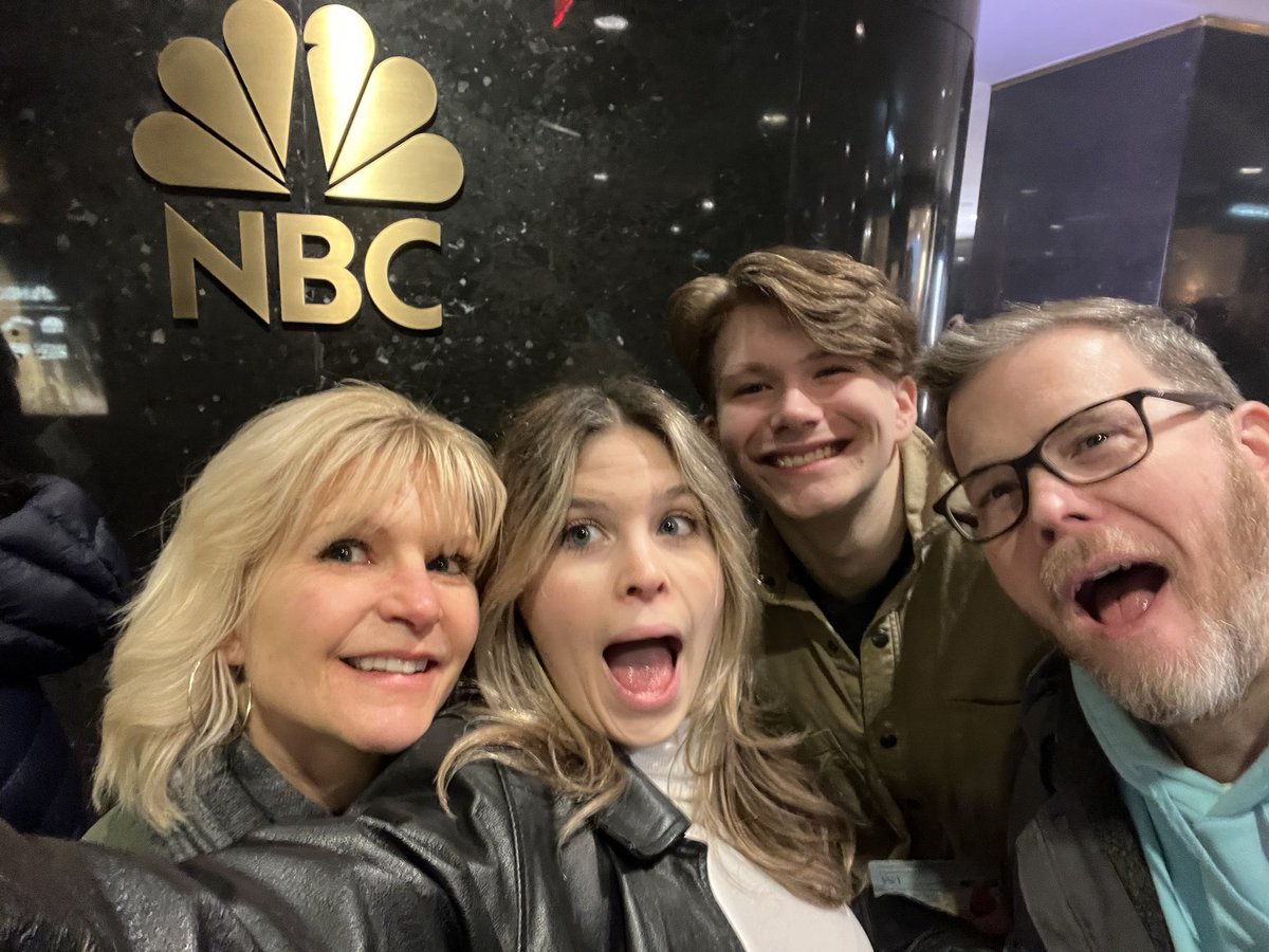 abbbbbyf's tweet photo. @jimmyfallon we made it!!🌙🌙 #fallontonight https://t.co/5DyJ4GcTNb