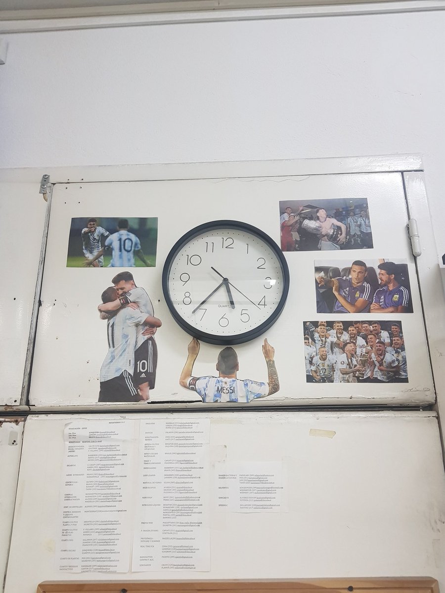 mdrolopez's tweet photo. Los que son campeones del mundo decoran el labo como quieren https://t.co/1tGCNqbSrc