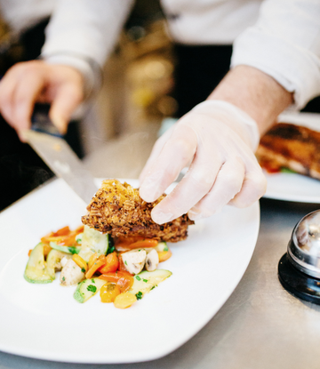 New legislation in Illinois bans latex gloves in restaurants.  If other gloves can’t be obtained, latex gloves can be used providing prominent signage warns customers of the change. #foodservicesupplychain  #restaurantsupply 

supplychainscene.org/resources/news…