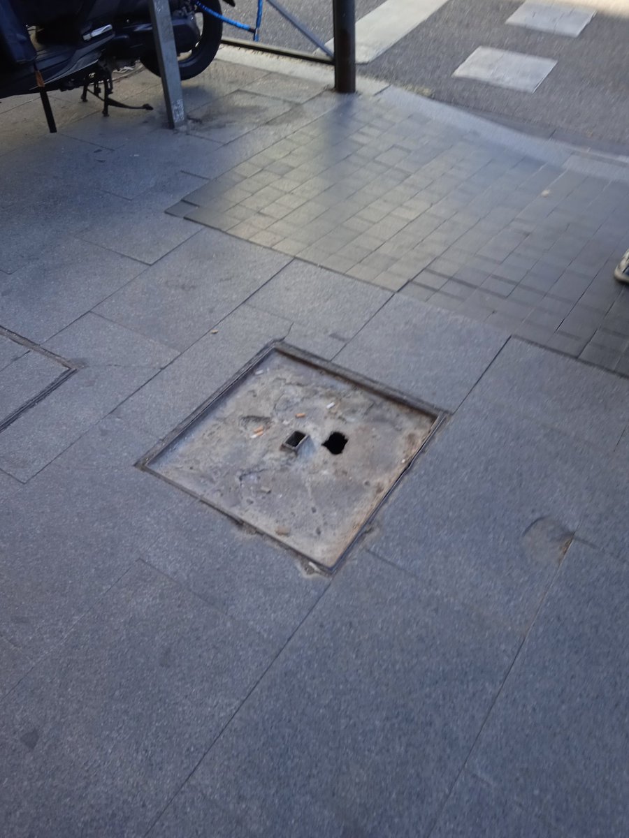 superrekero's tweet photo. Hola buenas noches @Lineamadrid, he pasado por la Plaza de Tirso y en la esquina con la Calle Colegiata, he visto esta tapa de registro con dos agujeros... Quizás necesite ser reemplazado o en todo caso arreglada. https://t.co/HWZu5ThaMC