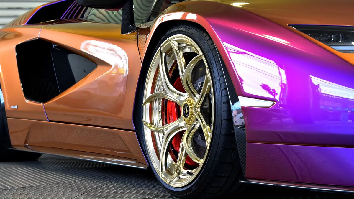 Someone had Lamborghini paint one of the new Countachs in Chromaflair and it works *so* well 😍

Wasn’t a fan of the car originally, but the various owner specs have definitely improved it