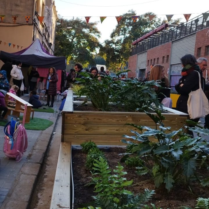consorciedubcn's tweet photo. 🪅  Festa d'inauguració #Protegimlesescoles al Guinardó amb música, jocs tallers i una xocolatada!
 👉🏾👉🏾L'Esc. @estelguinardo, l'Esc. @TorrentMelis, l'EE Mare de Déu de Montserrat i l'EBM Montserrat han celebrat avui que compten amb un entorn més segur, ampli i confortable! https://t.co/WBVeGWa1vr