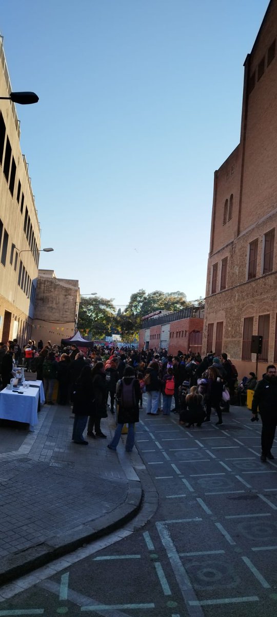 consorciedubcn's tweet photo. 🪅  Festa d'inauguració #Protegimlesescoles al Guinardó amb música, jocs tallers i una xocolatada!
 👉🏾👉🏾L'Esc. @estelguinardo, l'Esc. @TorrentMelis, l'EE Mare de Déu de Montserrat i l'EBM Montserrat han celebrat avui que compten amb un entorn més segur, ampli i confortable! https://t.co/WBVeGWa1vr