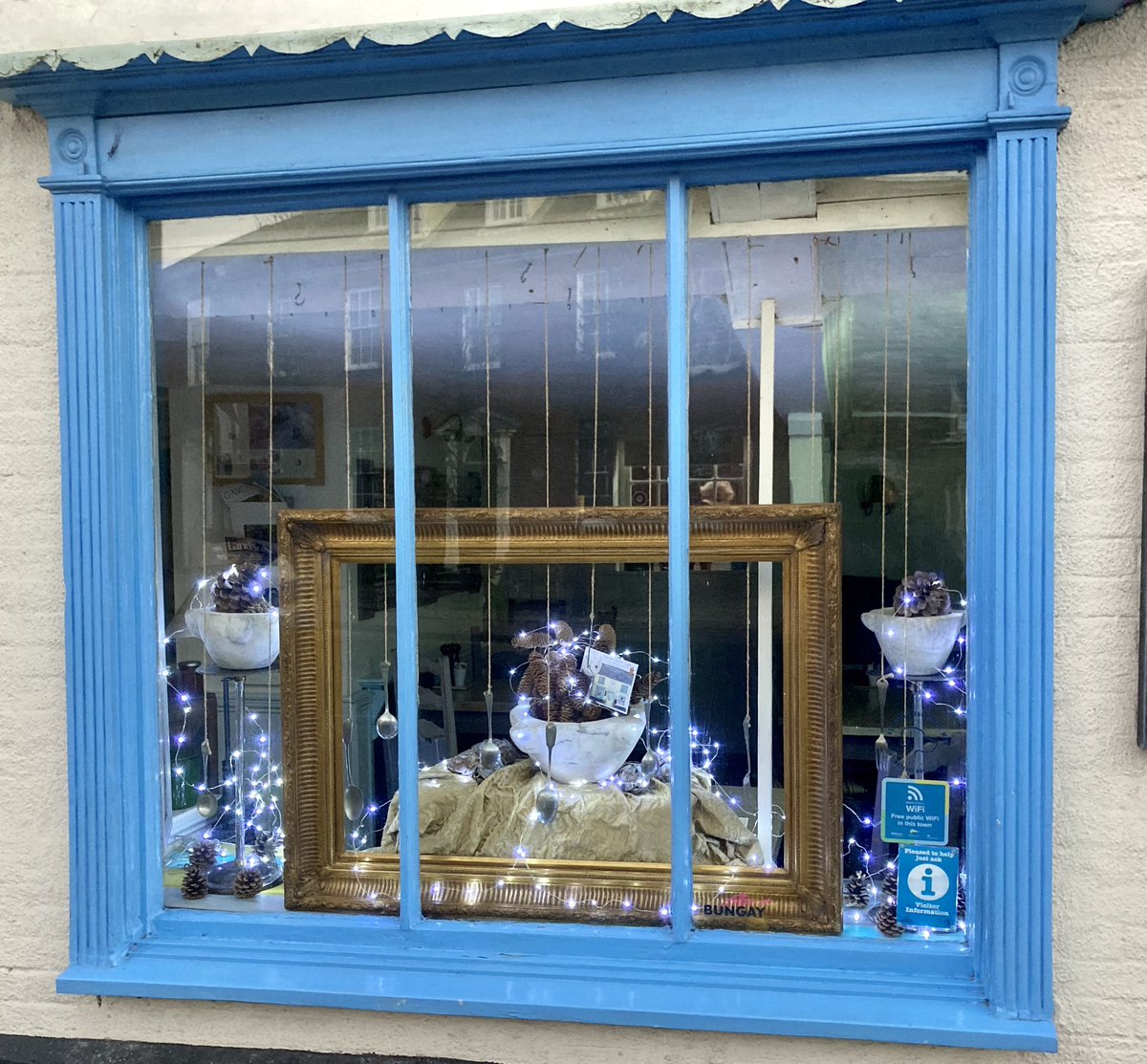 EarshamStCafe's tweet image. It’s all change for the Café window this week…Steve has gone for the arty look 
#shopwindow #lunch #breakfast #fairtradecoffee #baking #homemadefood #bungay #cafelife #coveredgarden #dogfriendly #courtyardgarden  #seasonalingredients #teaandcake #earshamstreet  #suffolk #norfolk
