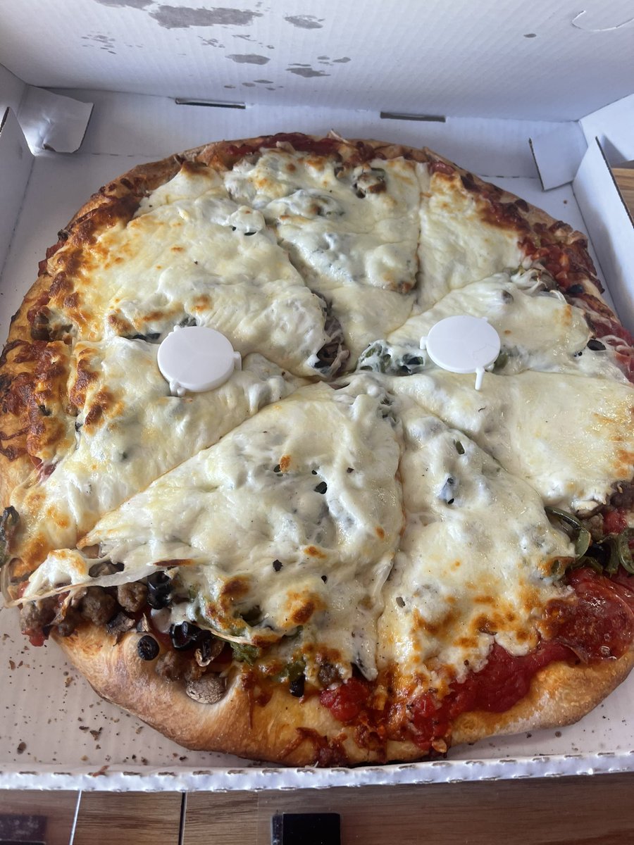 40 dólares esta pizza espero que valga la pena, alguien gusta una rebanada ? 🤙🏼