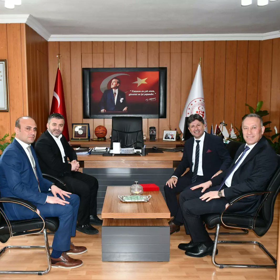 Ayak Tenisi ailemizin değerli üyesi Adem Özalp hocamızın Balıkesir Gençlik ve Spor İl Müdürü olması münasebetiyle hayırlı olsun ziyaretinde bulunduk... Balıkesir de önümüzdeki süreçte yapmayı planladığımız ulusal ve uluslararası organizasyonlarla ilgili istişarelerde bulunduk...