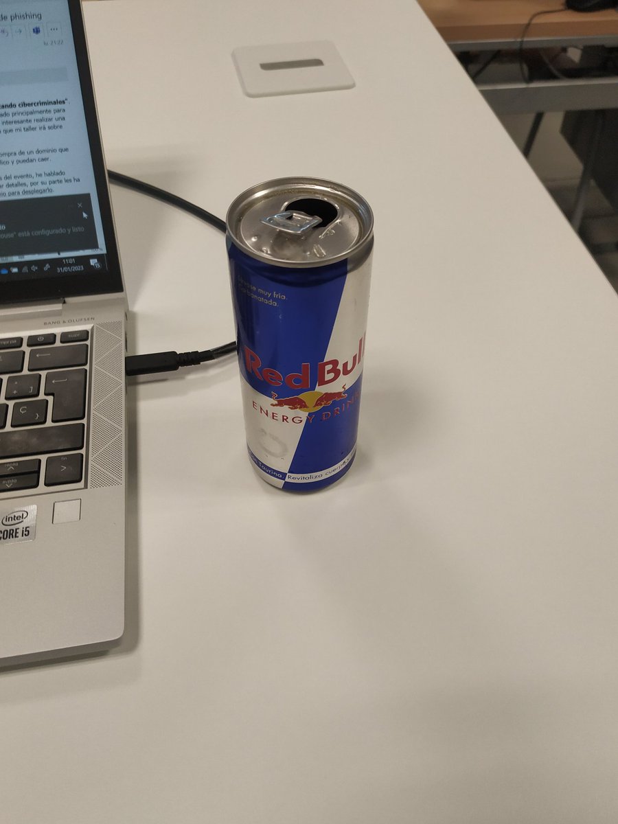Hoy los alumnos de <a href="/swurjc/">Software URJC</a> me trajeron esto como ayuda para la clase de legislación en Seguridad Informática 😂😂 #UnCafeTambienValia #Gracias