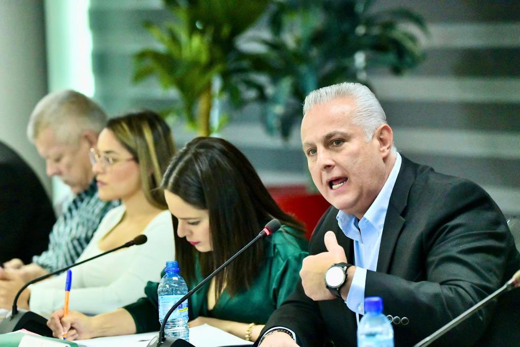 Hoy en Sesión de Cabildo aprobamos la propuesta para la designación de Andrea Hernández González como nueva titular del Instituto Municipal de la Mujer de Torreón, así como proyectos e iniciativas que serán de beneficio para la ciudadanía. ¡Les deseo una excelente tarde!