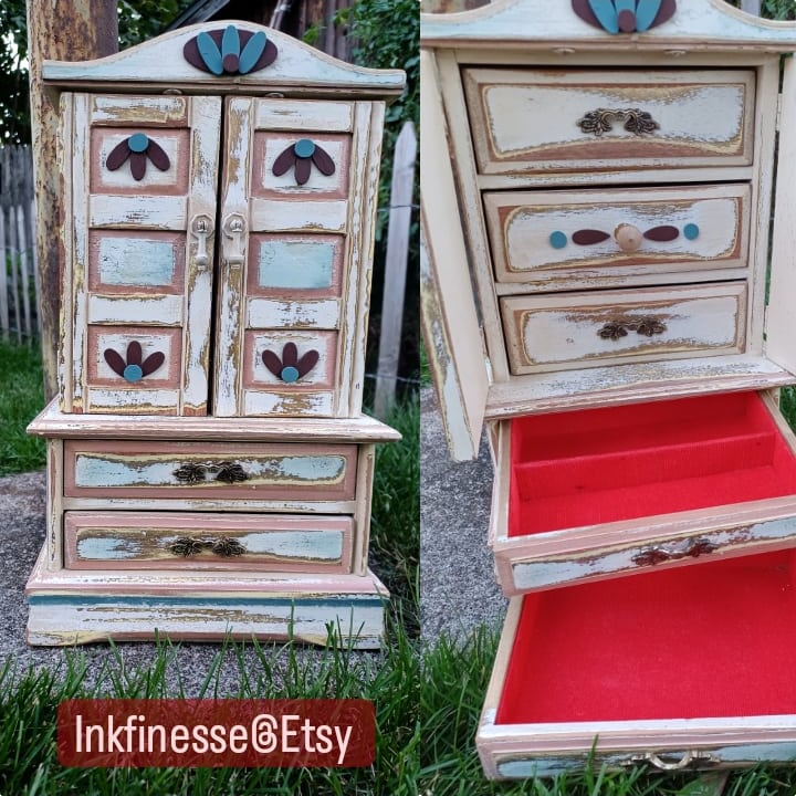 This #60s #jewelry box fell into my hands to be #refinished w/ #rustic #folkart for you or #Barbie!
Find details & #nostalgia in my Etsy shop@ inkfinesse.etsy.com ❤️
#vintage #60sdecor #vintagedecor #stashbox #handmade #upcycled #vintagestyle #jewelrytrends #storagesolutions