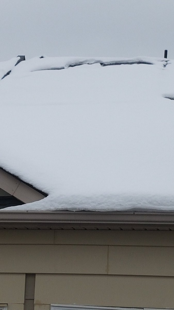 BigEZ10's tweet photo. Ya I dont think so. This is just down the street. Haven't seen sun in a week here in the Toronto area. 
We get very very little sun here in the winter months. https://t.co/uJfUlF814u