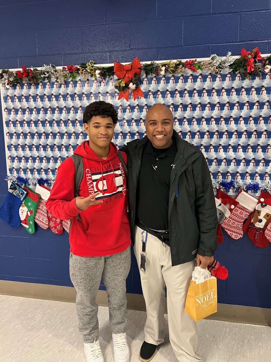 Former elementary teacher Marquis Hall stepped out of his comfort zone to mentor a ninth grader, De'Vaughn. "It's so fun to hear about his role in sports and how he is encouraging his peers to join the team."

Join us! ow.ly/Tig850MsSz4 <a href="/MENTORnational/">MENTOR</a> #MentoringMonth