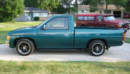 @BIvymusic 94 Nissan Hardbody 5 speed. Had two bazooka tubes behind the seat🤣