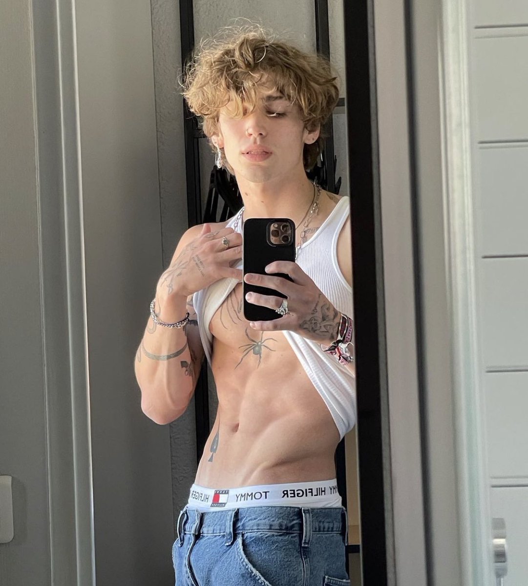𝙹. 𝙼𝙾𝙾𝚁𝙴 .ᐟ tweet media