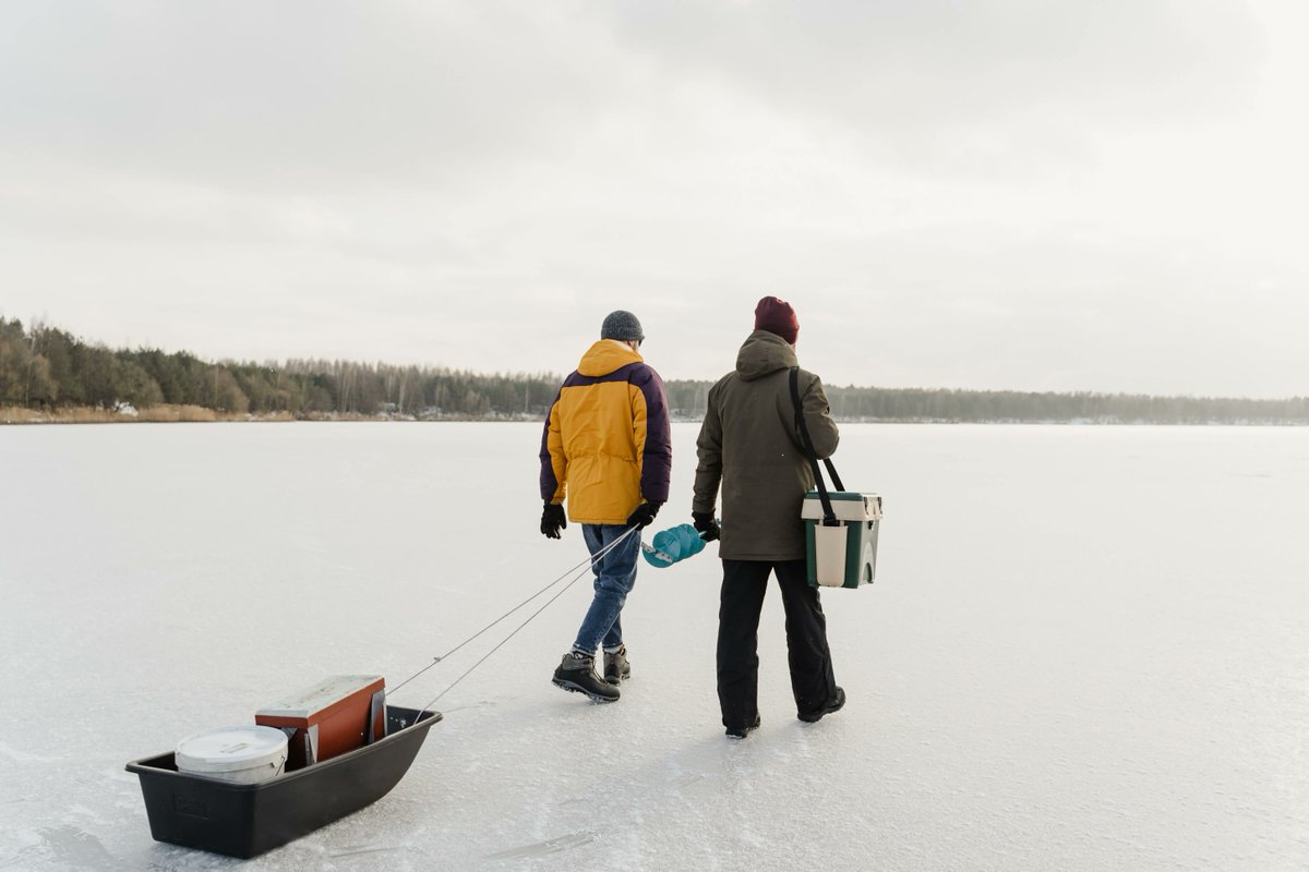 AdventureSmart's tweet photo. ConseilDuMardi : Si vous prévoyez de sortir sur la glace, celle-ci doit avoir au moins 10 cm d'épaisseur et au moins 12 cm si vous êtes en motoneige. Portez toujours un vêtement de flottaison individuel ou une combinaison et apportez des équipements de sécurité. https://t.co/IqAvpFFHck