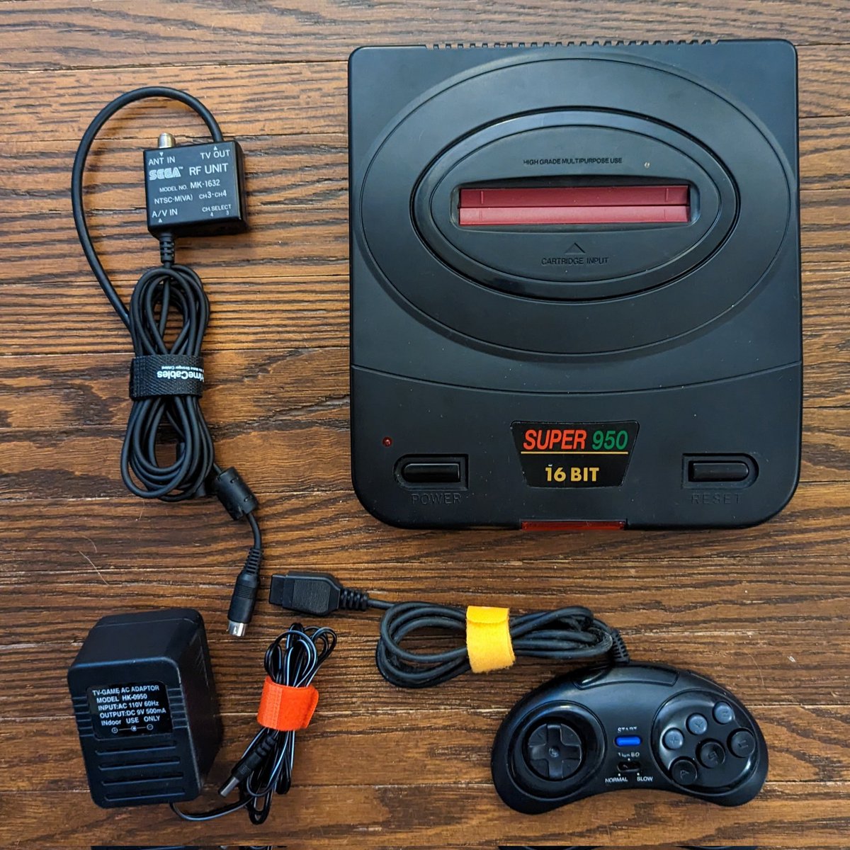 @AlfaroOrueta It has the console. It has the original power supply as well, but a replacement RF cable (actual Sega) and a replacement 6 button controller. Also has a warranty card.