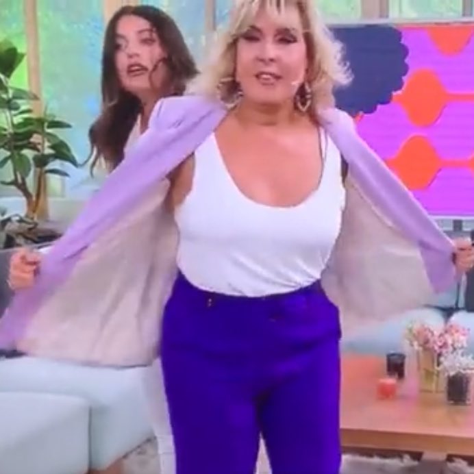 Yo cuando una amiga le pinta mear en la calle y me pide que la tape