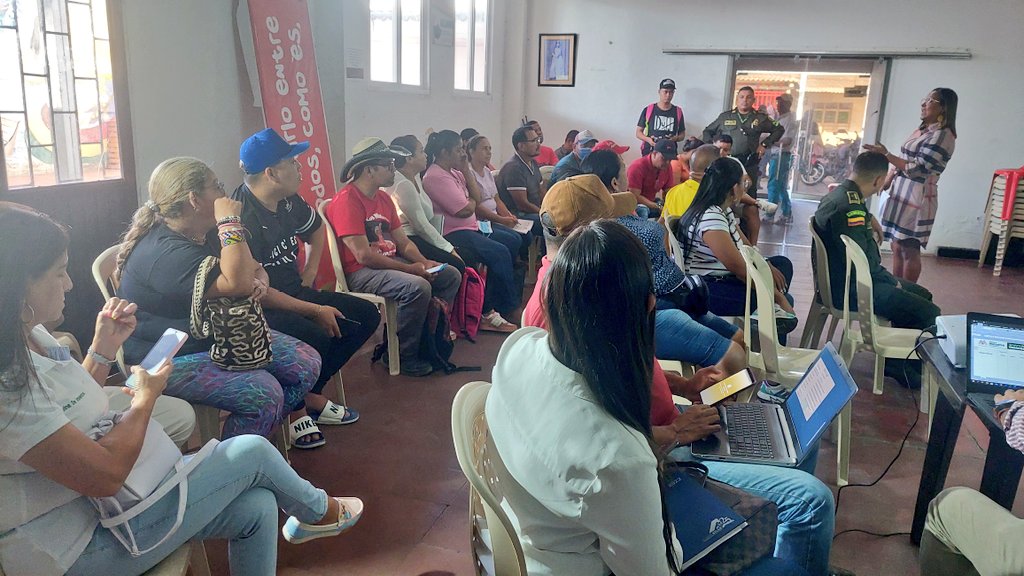 MalamboAlcaldia's tweet photo. #Aestahora || A fin de concertar cumplimiento de requisitos durante fiestas de #Carnaval, Secretaría de Gobierno, Gestión de Riesgos, @PoliciaBquilla y #bomberos, se reunen con Asociaciones #Agrepima, #Asobares, #Asobama de #Malambo y #Asocomunal en la Casa de la Cultura. https://t.co/vasA3h6lAJ