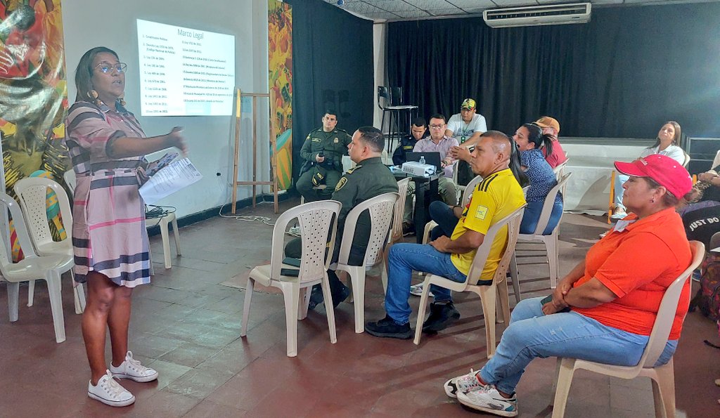 MalamboAlcaldia's tweet photo. #Aestahora || A fin de concertar cumplimiento de requisitos durante fiestas de #Carnaval, Secretaría de Gobierno, Gestión de Riesgos, @PoliciaBquilla y #bomberos, se reunen con Asociaciones #Agrepima, #Asobares, #Asobama de #Malambo y #Asocomunal en la Casa de la Cultura. https://t.co/vasA3h6lAJ