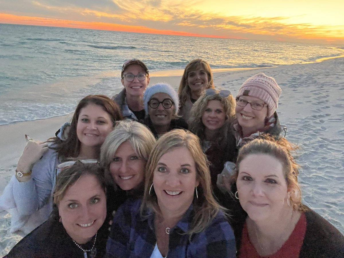 melodyfikkert's tweet photo. Besties + Beach = 💕💕💕💕 https://t.co/sIHLc5t9ER