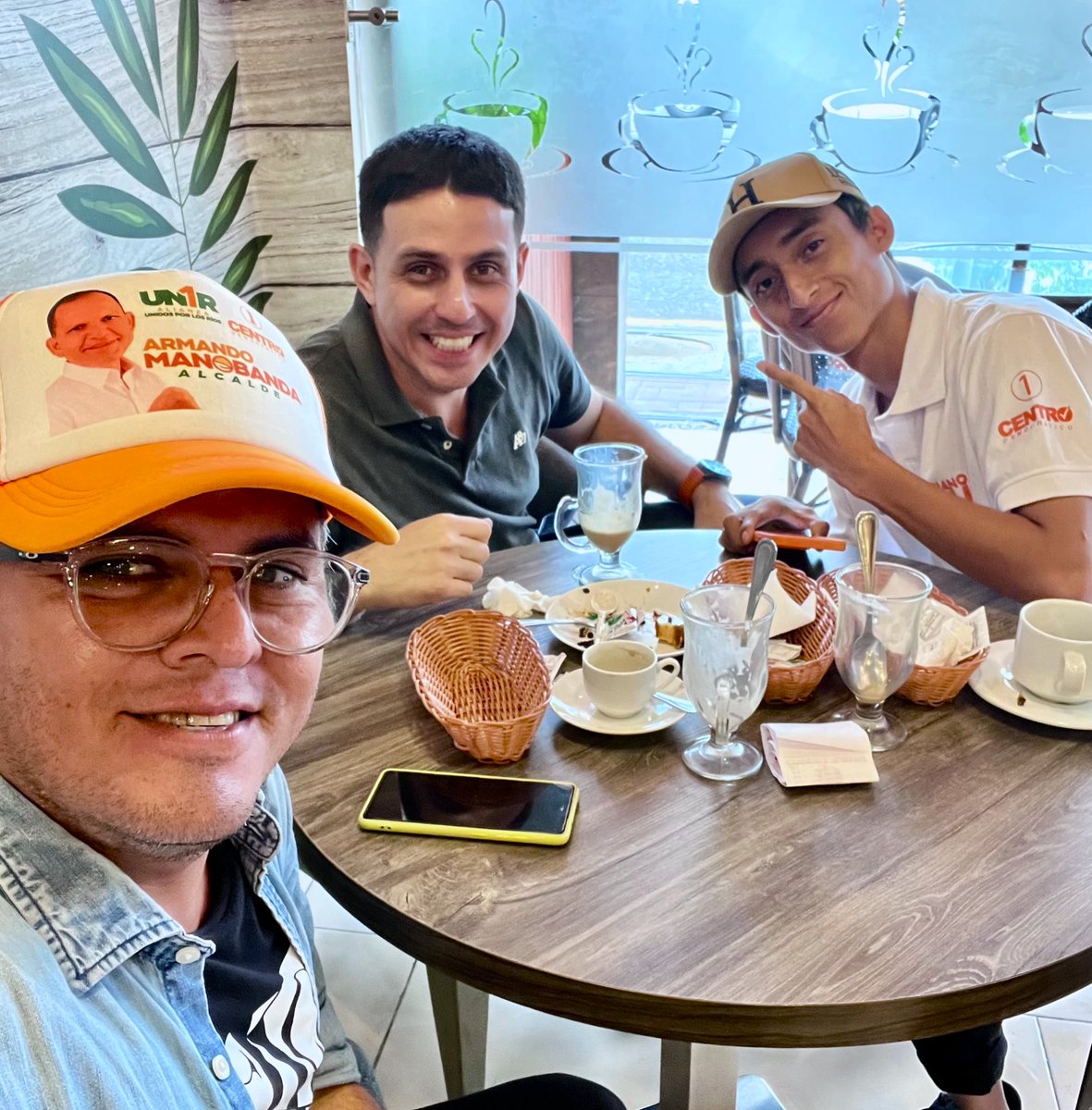 Coffee time, junto a Emanuel y <a href="/tiofrank/">TioFrank</a>, equipo de comunicación de <a href="/ArmandoManoband/">Armando Manobanda</a>, falta la bomba #BuenaFe