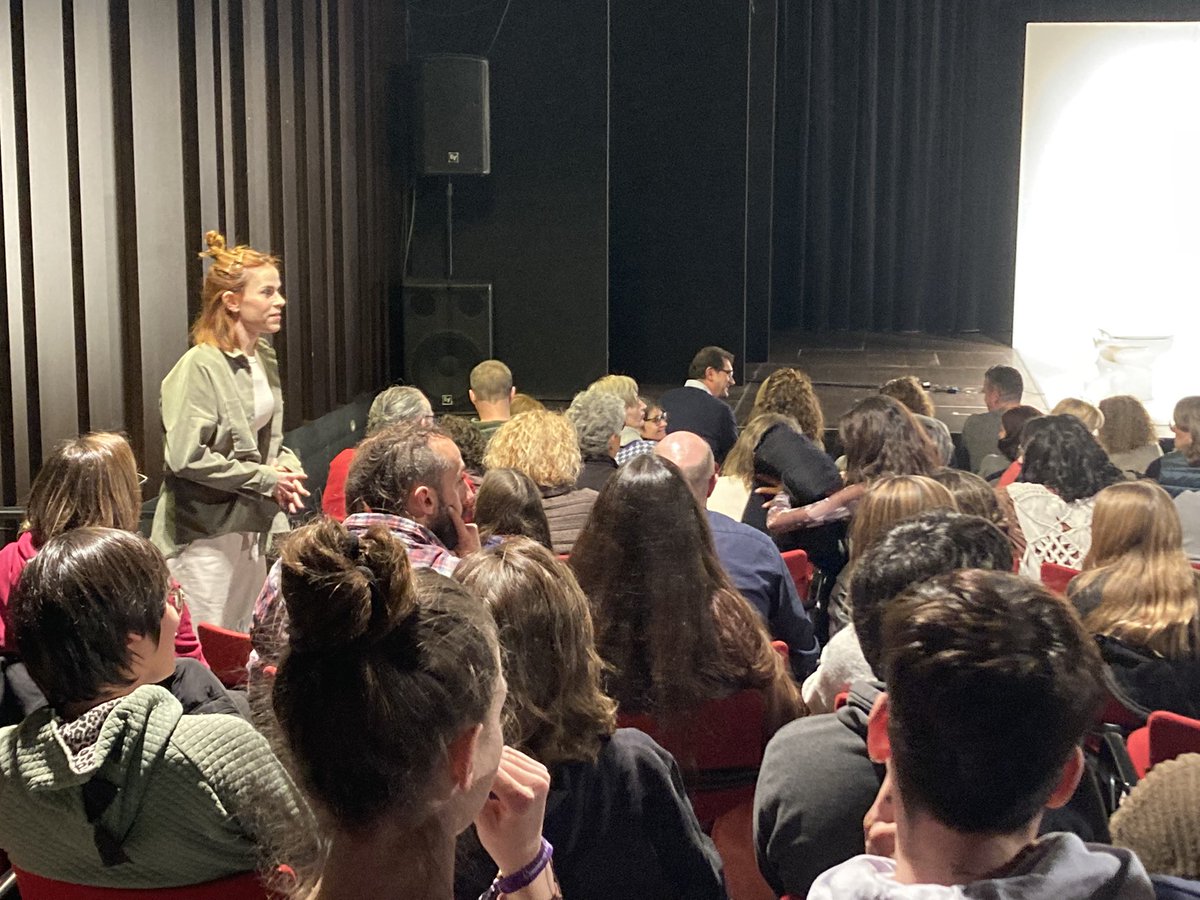 Kursaalmanresa's tweet photo. No podíem estrenar el cicle #RblsManresa amb una proposta millor. La sala petita del #KursaalManresa amb entrades exhaurides un dimarts per veure #Nua d’ @AnnM_Perello que reflexiona a l’entorn dels TCA. Encara en xoc. Teatre compromès, actual i emotiu. https://t.co/ePsx7XTd8z