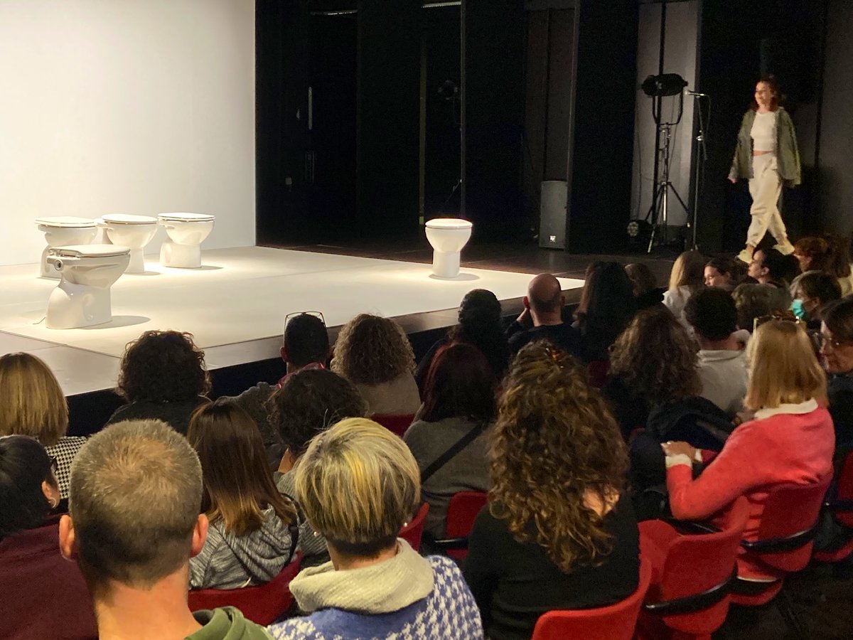 Kursaalmanresa's tweet photo. No podíem estrenar el cicle #RblsManresa amb una proposta millor. La sala petita del #KursaalManresa amb entrades exhaurides un dimarts per veure #Nua d’ @AnnM_Perello que reflexiona a l’entorn dels TCA. Encara en xoc. Teatre compromès, actual i emotiu. https://t.co/ePsx7XTd8z