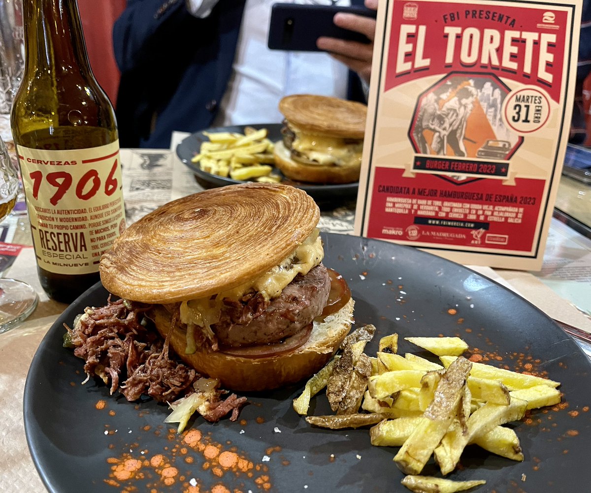 antoniorentero's tweet photo. Literalmente 🍔 de concurso (de ganarlo) #ElTorete, la propuesta de este mes en #ClubDeLaHamburguesaPerfecta de @FreakBurguerInt
Rabo de toro gratinado con gouda viejo acompañado de mirepoix de verdura en espectacular pan hojaldrado de La Madrugada que emula un pastel de carne 😋 https://t.co/OxTYUKLv0U