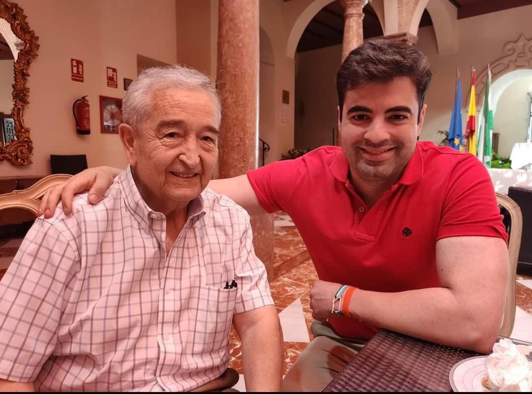 Cs_Lucena's tweet photo. Cs #Lucena llevamos tiempo diciendo que los honores hay que rendirlos en nuestras calles a aquellos vecinos de nuestra ciudad que por su contribución son merecedores de ello.
Nos sentimos tremendamente orgullosos de haber logrado nominar la Plz. del Santero como Plaza Juan Parejo https://t.co/LFeiRs7SDu