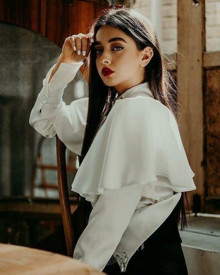 " لاَ تَقْترِبْ إنْ كُنْت ستُؤذِنِي، إِبْقَ حيّثُ أنت تُحْفَظ الْموَدةُ."