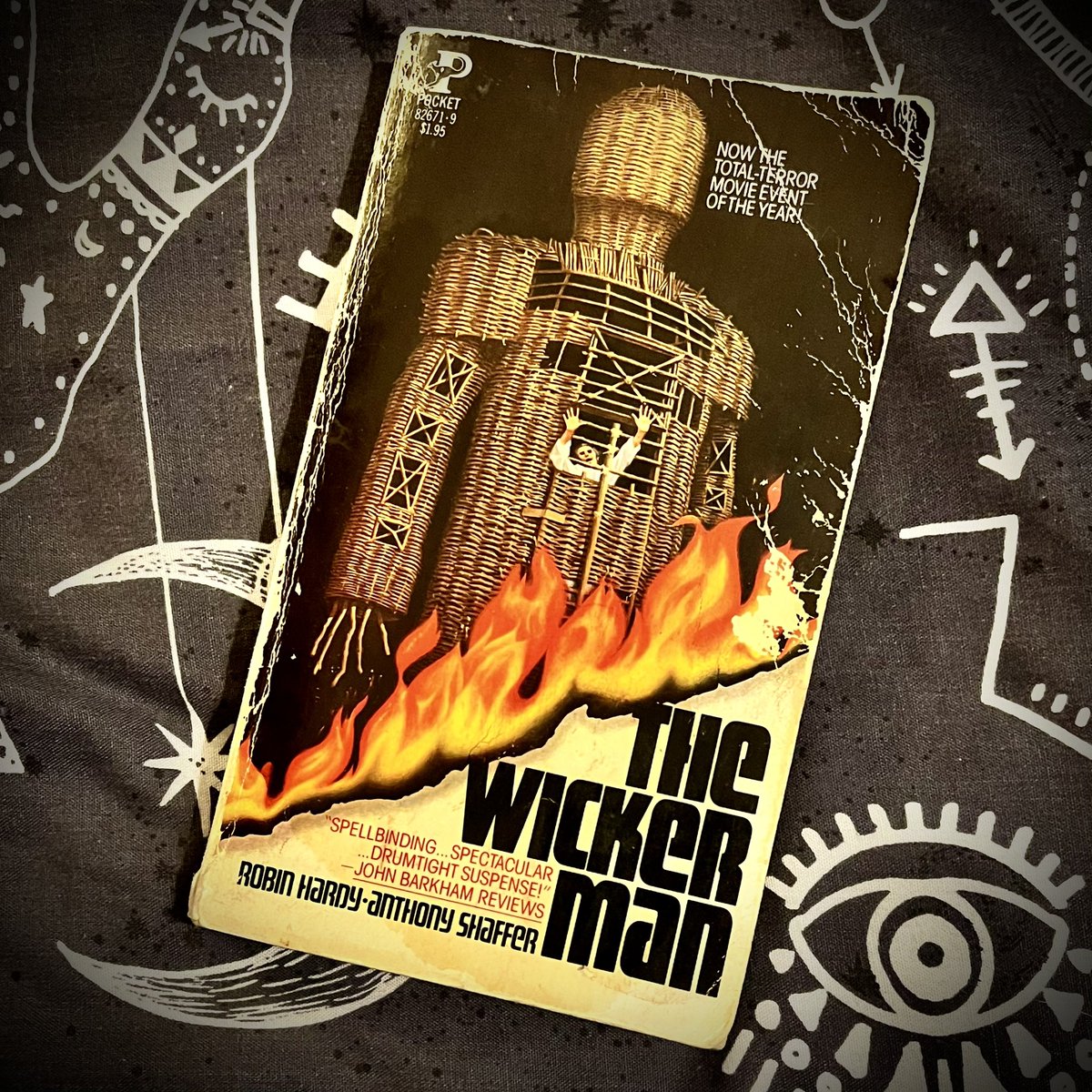 Next up in the series I like to call ‘tattered old horror paperbacks I’m enjoying’… #TheWickerMan!

A novelisation of #AnthonyShaffer’s script written by #RobinHardy, published in 1978.