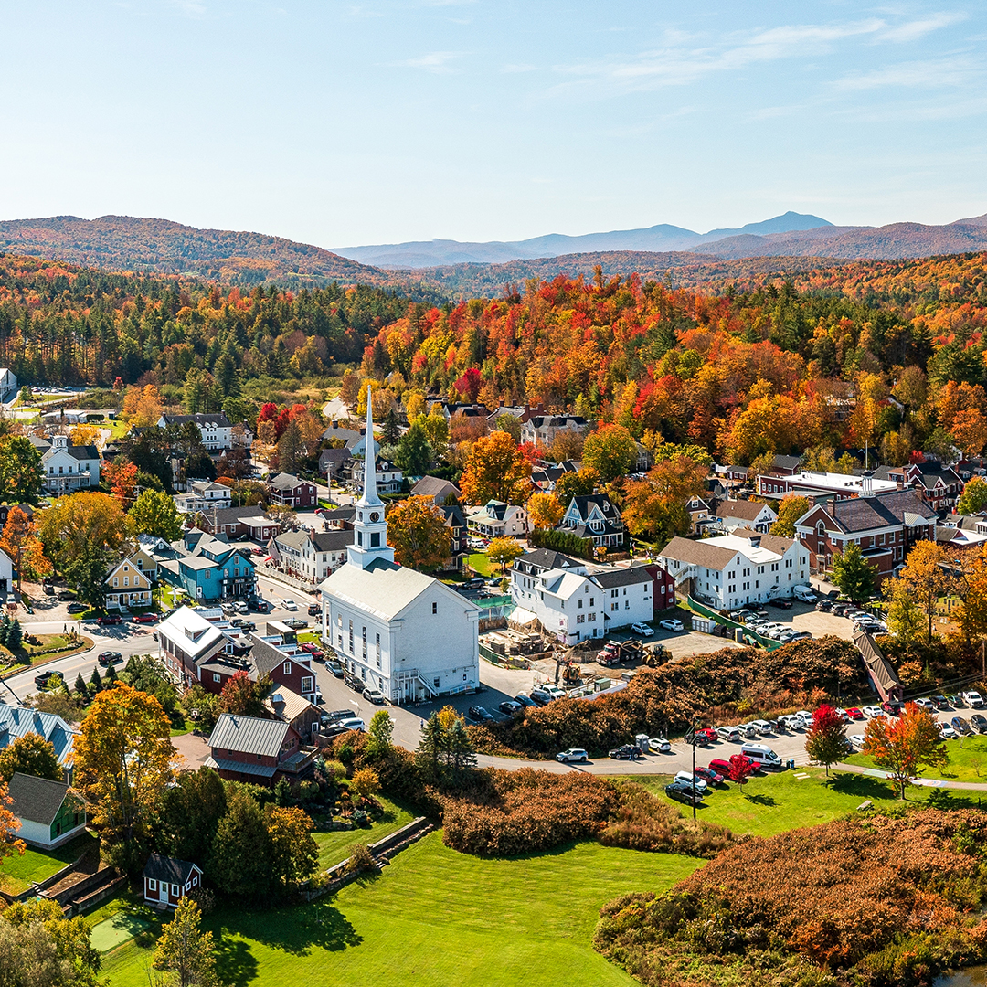 FourNineDesign's tweet image. Located in downtown Stowe, Vermont the Golden Eagle Resort offers guests an ideal location in the heart of it all, and they wanted their new logo to embody this. We worked to capitalize on the beautiful location and utilized the idea of a “bird’s eye view” image of Stowe.