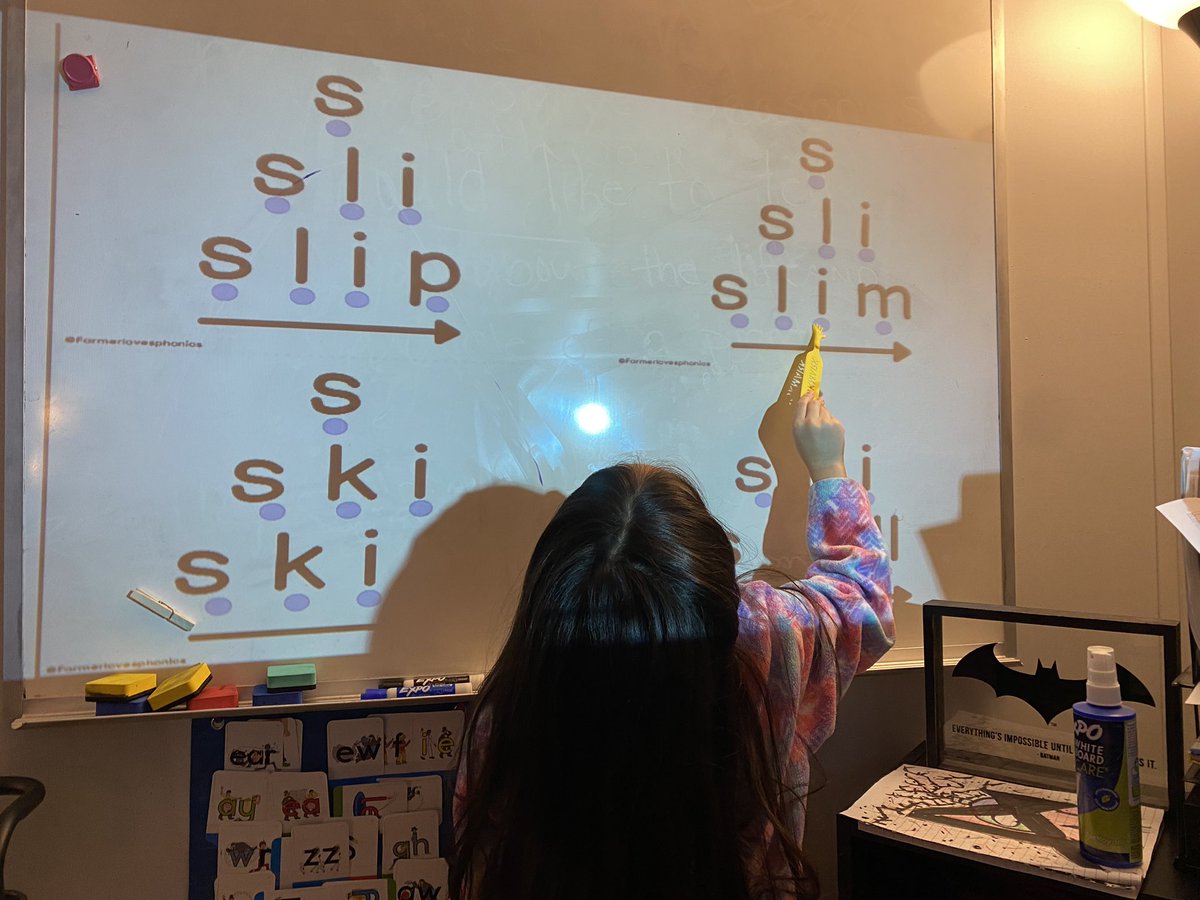 MrU_2ndGrade's tweet photo. Loved working with our Blending Pyramids today during small groups!! @claremont_elem #nobeariers https://t.co/milF1HqWB3