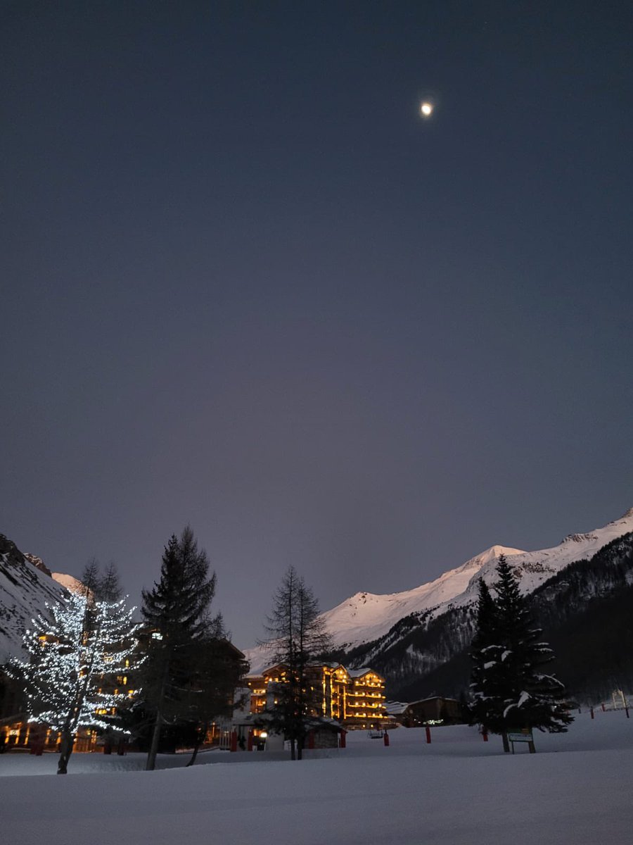 Night time #valdisere   @airellesco hotel #beautifuldestinations 
#skiresort #frenchalps #stunningview #espacekilly 
#tignes #luxuryski #luxurydestinations