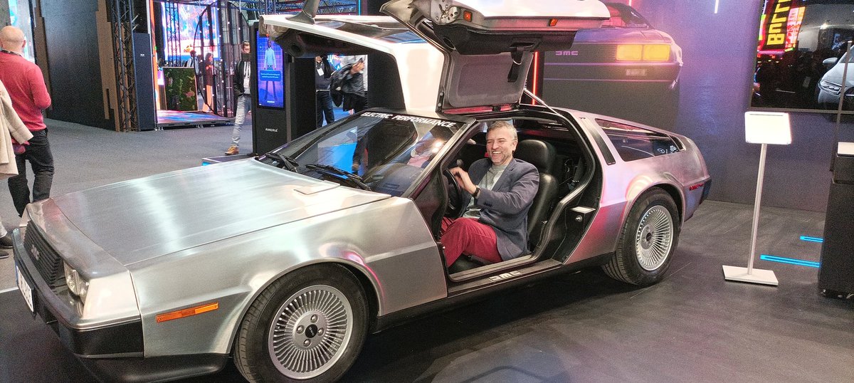 Sometimes is good to have some fun at  tech events. I've always wanted to have a DeLorean experience ;) @i2CAT @tic #IOTSWC23