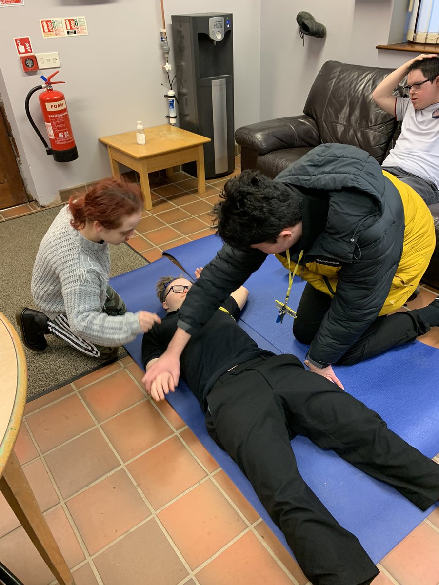 SteveE_Derwen's tweet photo. We are in safe hands with @DofE Team Bronze @DerwenCollege
Check out these guys perfecting the recovery position
#ExpeditionTraining #WeAreDofE
#ExpeditionReady #FirstAid https://t.co/4bOrLCSx38