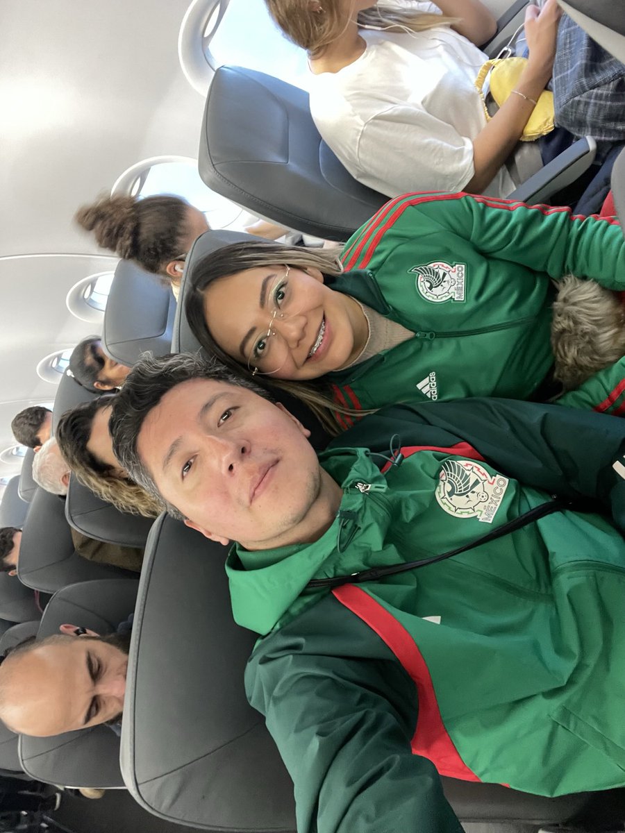 PESHICOLO's tweet photo. HILO 🧵 🇶🇦: Les contaré nuestra experiencia mundialista día a día en este hilo, pónganse cómodos🍿.

🛫 Día 1, la aventura comienza en el aeropuerto de la CDMX, en un vuelo redondo adquirido con 10 meses de anticipo. Primera escala New York, vuelo de 5 horas con VivaAerobus. https://t.co/H33m0dorfb