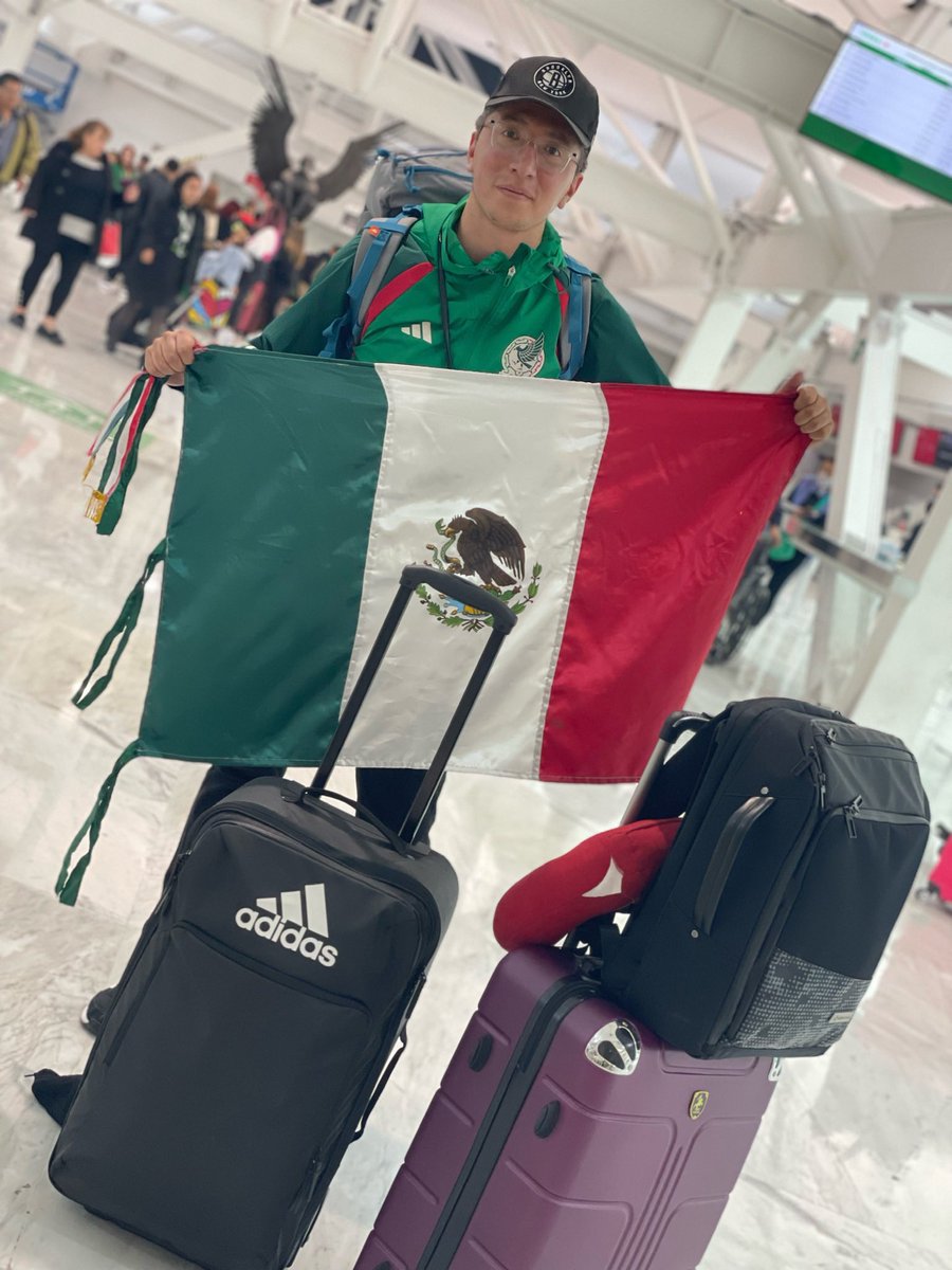 PESHICOLO's tweet photo. HILO 🧵 🇶🇦: Les contaré nuestra experiencia mundialista día a día en este hilo, pónganse cómodos🍿.

🛫 Día 1, la aventura comienza en el aeropuerto de la CDMX, en un vuelo redondo adquirido con 10 meses de anticipo. Primera escala New York, vuelo de 5 horas con VivaAerobus. https://t.co/H33m0dorfb