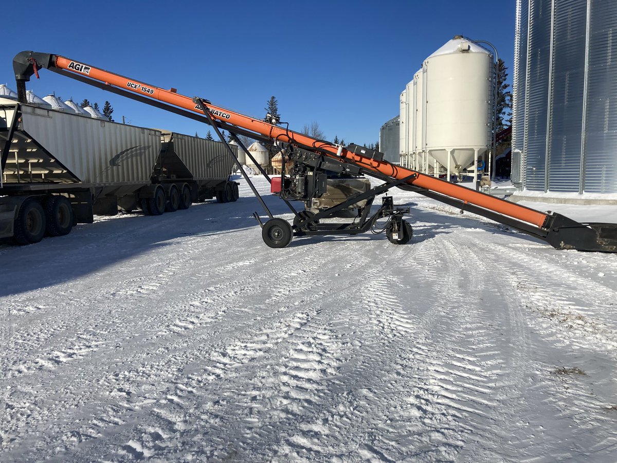 72JasonJones's tweet image. Moving some canola close to Newdale with a Batco UCX3 utrough.