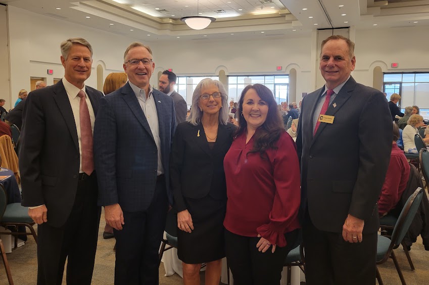 EVPLewis's tweet photo. Representing @EVPartnership with #phxeastvalley Mayors @MayorGiles @GilbertAZMayor @ChandlerAZMayor at the @fhazgov #vibrant “State of the Town” featuring 2022 accomplishments and plans for 2023 from Mayor @ginnydickey special thanks to sponsor @SRPconnect https://t.co/VzT3PR6BQ3